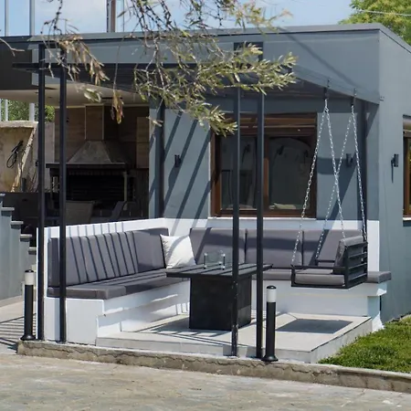 Tsiaras House